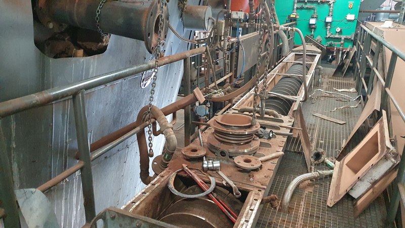 Geöffnete Trogförderschnecke mit ausgebauten Teilen und Werkzeug
