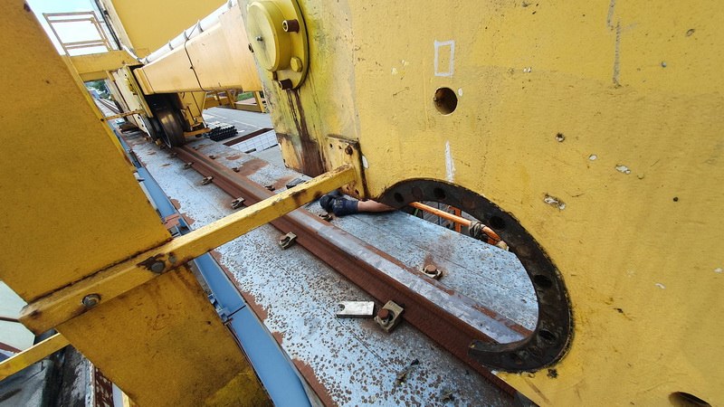 Fahrwerk eines gelben Krans beim Tausch von Rad und Lager